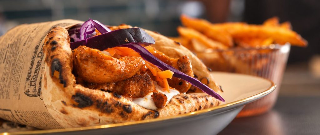 Naan Indien fait maison au poulet mariné aux épices indiennes, chou rouge, carottes et sauce blanche, servi avec frites maison, Le Lieu-Dit à Villefranche-de-Rouergue