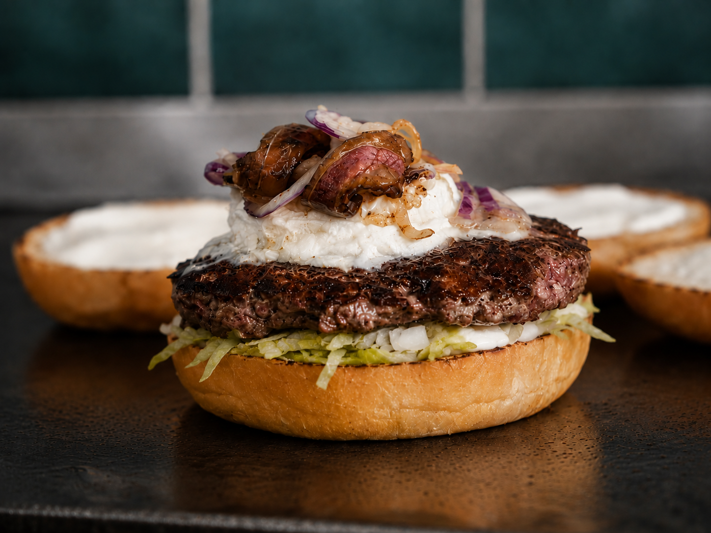 Burger Rock'N'Roll: steak pur boeuf d'Aubrac- rocamadour de la ferme du Mas de Laval- charcuterie artisanale maison Arezki- sauce-maison- Le Lieu-Dit-Villefranche-de- Rouergue